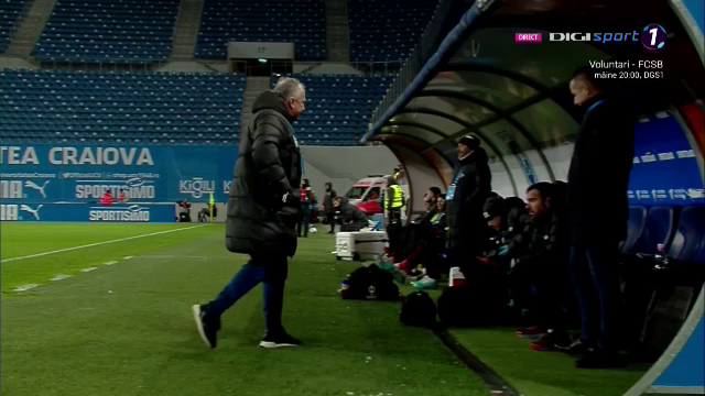 Imaginile zilei! Dan Petrescu, șut în căciulă după o fază care l-a scos din minți în meciul cu Universitatea Craiova _6