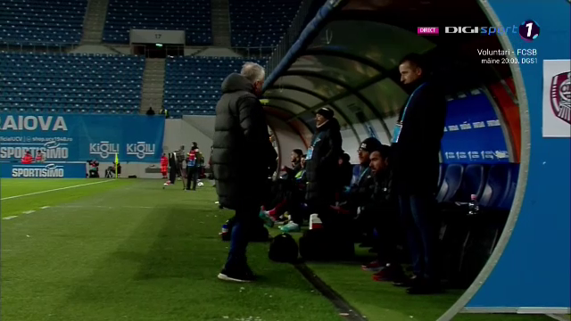 Imaginile zilei! Dan Petrescu, șut în căciulă după o fază care l-a scos din minți în meciul cu Universitatea Craiova _7