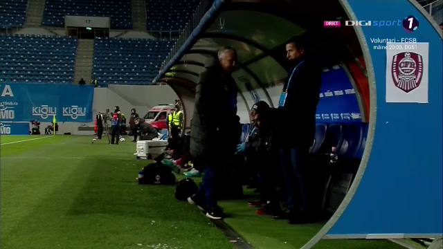 Imaginile zilei! Dan Petrescu, șut în căciulă după o fază care l-a scos din minți în meciul cu Universitatea Craiova _8