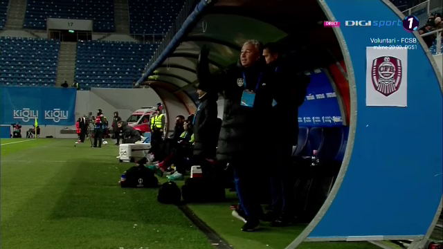 Imaginile zilei! Dan Petrescu, șut în căciulă după o fază care l-a scos din minți în meciul cu Universitatea Craiova _13