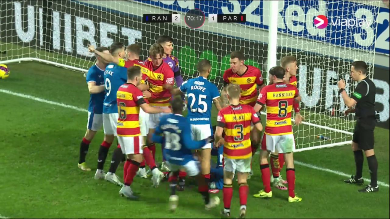 Haos la meciul lui Ianis Hagi: antrenorul lui Rangers le-a cerut jucătorilor să-i lase pe adversari să marcheze_1