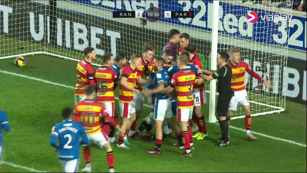 Haos la meciul lui Ianis Hagi: antrenorul lui Rangers le-a cerut jucătorilor să-i lase pe adversari să marcheze_2