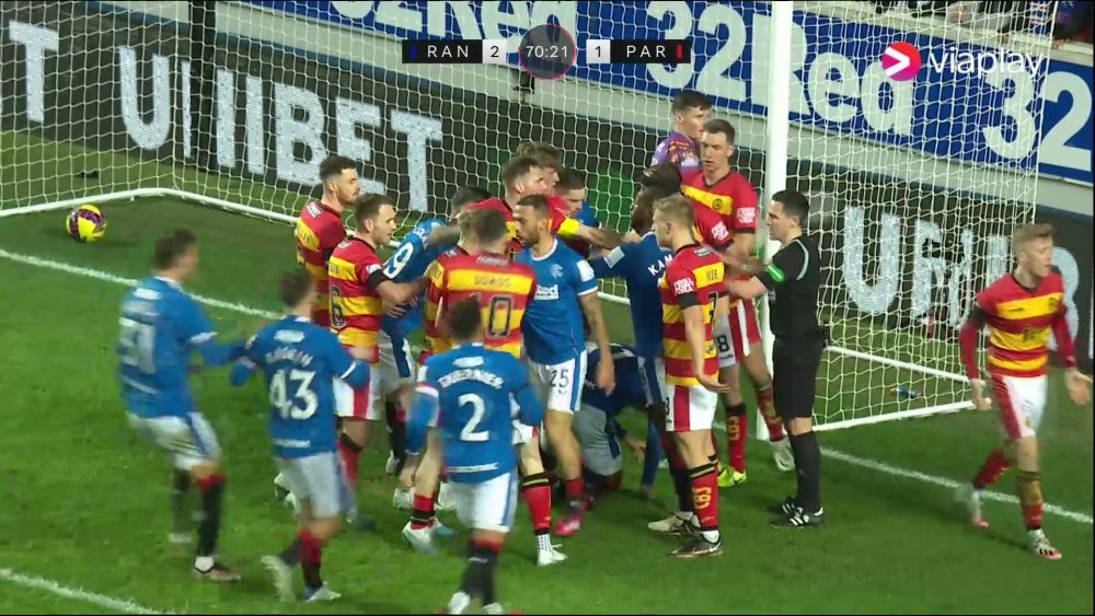 Haos la meciul lui Ianis Hagi: antrenorul lui Rangers le-a cerut jucătorilor să-i lase pe adversari să marcheze_3