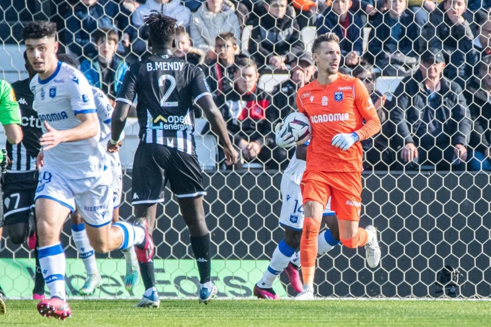Ionuț Radu i-a impresionat pe francezi &icirc;n ciuda &icirc;nfr&acirc;ngerii lui Auxerre! Rom&acirc;nul, lăudat de L Equipe
