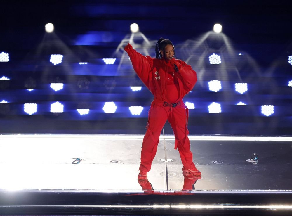 Rihanna, din nou &icirc;nsărcinată, concert exploziv &icirc;n pauza de la Super Bowl! Kansas City Chiefs a făcut spectacol
