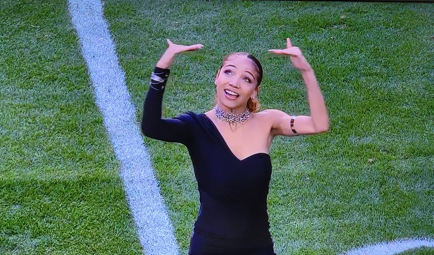 Tânăra care a 'transmis' show-ul Rihannei pentru persoanele cu deficiențe de auz, adevăratul star de la Super Bowl: 