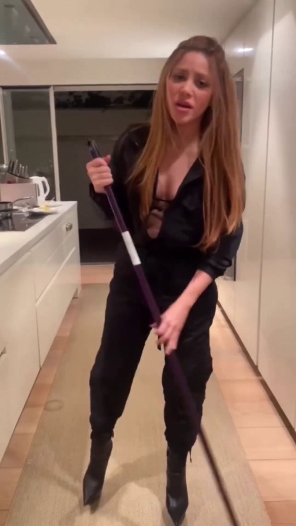 Shakira, 'mesaj' nou pentru Pique și Clara Chia în timp ce dă cu mopul, pe tocuri, în bucătărie: „Aș putea să îl ucid pe fostul, noua iubită e următoarea!” _4