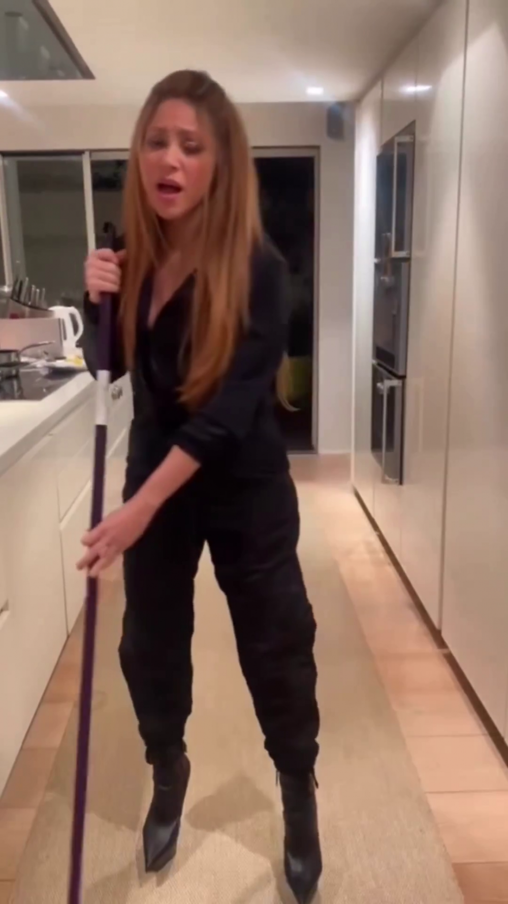 Shakira, 'mesaj' nou pentru Pique și Clara Chia în timp ce dă cu mopul, pe tocuri, în bucătărie: „Aș putea să îl ucid pe fostul, noua iubită e următoarea!” _5