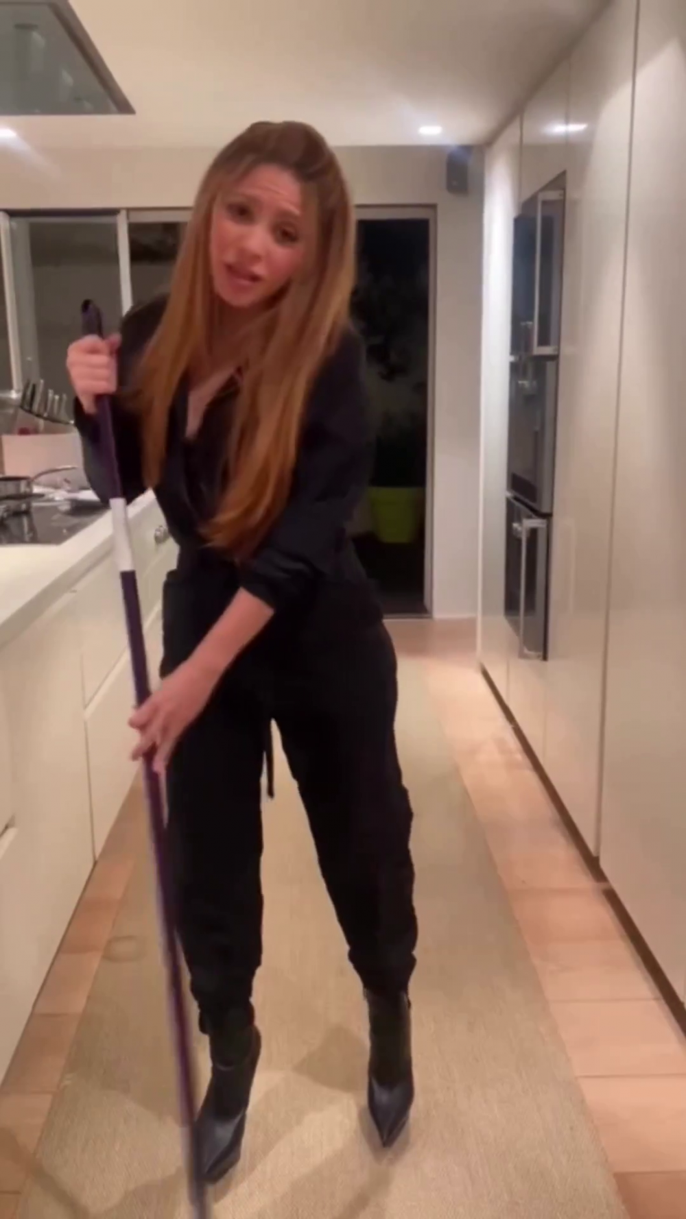 Shakira, 'mesaj' nou pentru Pique și Clara Chia în timp ce dă cu mopul, pe tocuri, în bucătărie: „Aș putea să îl ucid pe fostul, noua iubită e următoarea!” _7