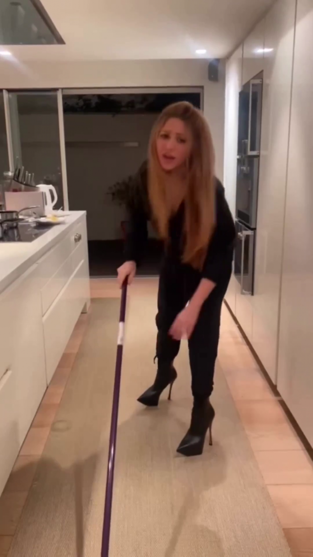 Shakira, 'mesaj' nou pentru Pique și Clara Chia în timp ce dă cu mopul, pe tocuri, în bucătărie: „Aș putea să îl ucid pe fostul, noua iubită e următoarea!” _10