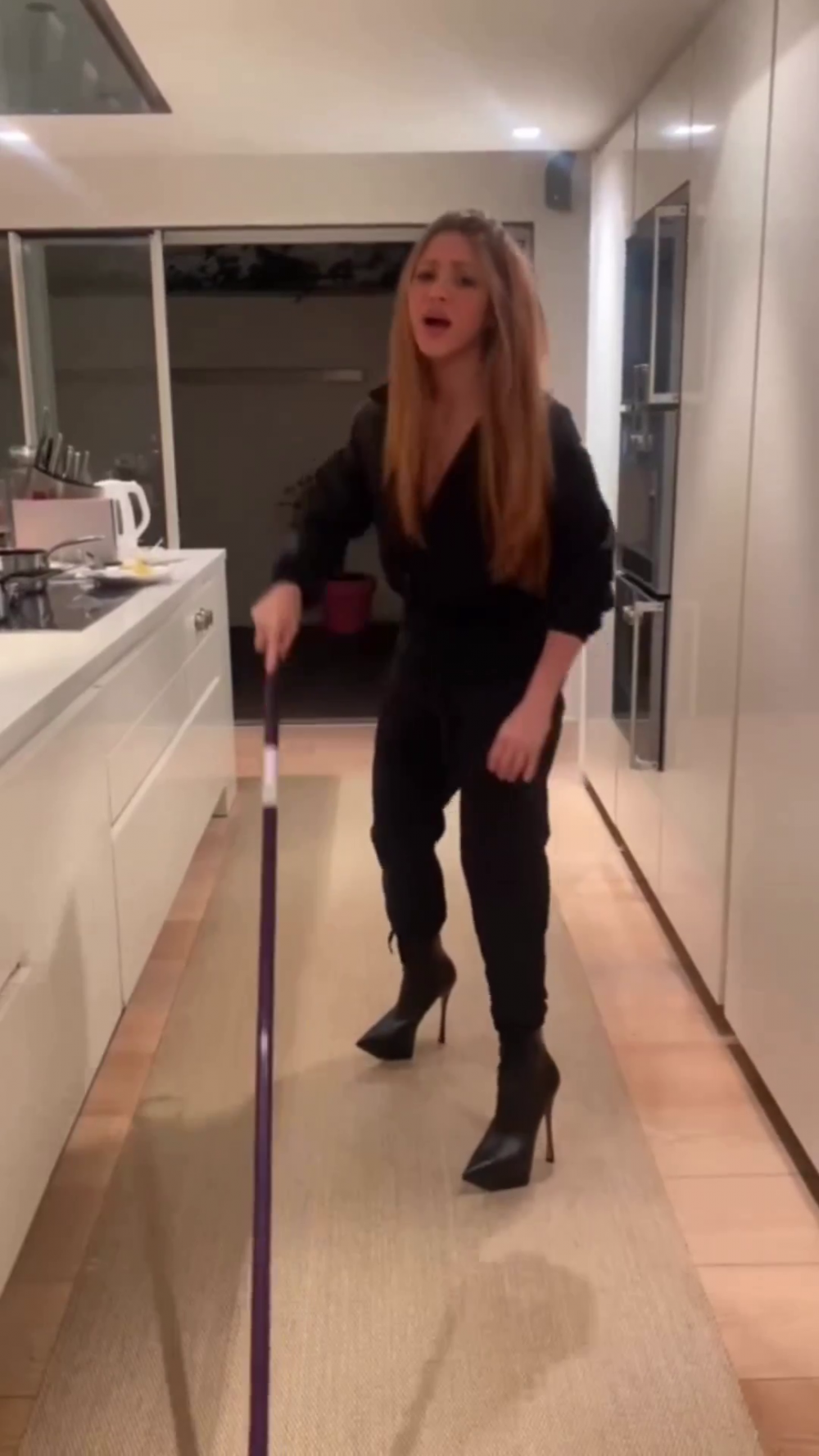 Shakira, 'mesaj' nou pentru Pique și Clara Chia în timp ce dă cu mopul, pe tocuri, în bucătărie: „Aș putea să îl ucid pe fostul, noua iubită e următoarea!” _11