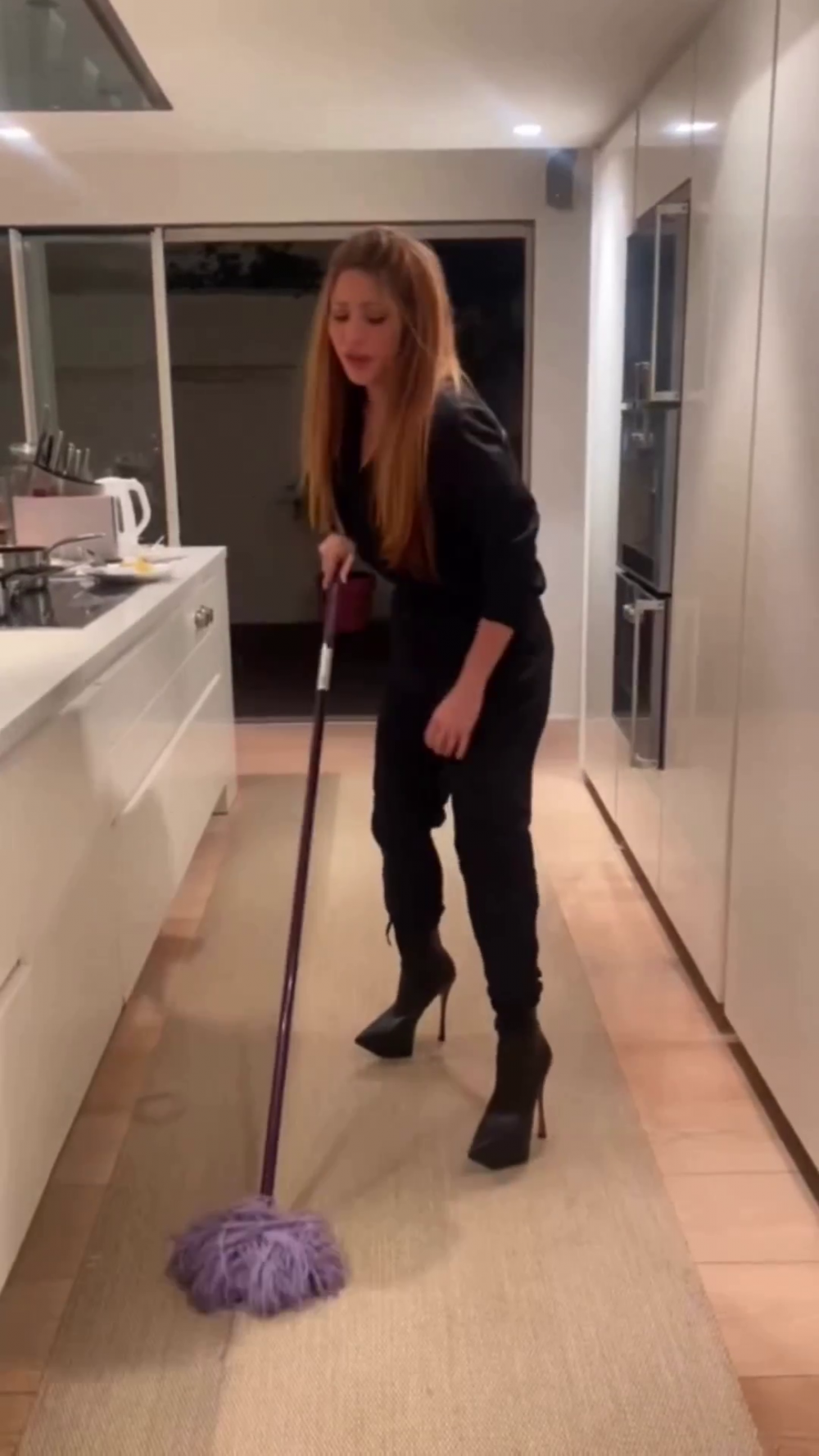 Shakira, 'mesaj' nou pentru Pique și Clara Chia în timp ce dă cu mopul, pe tocuri, în bucătărie: „Aș putea să îl ucid pe fostul, noua iubită e următoarea!” _12