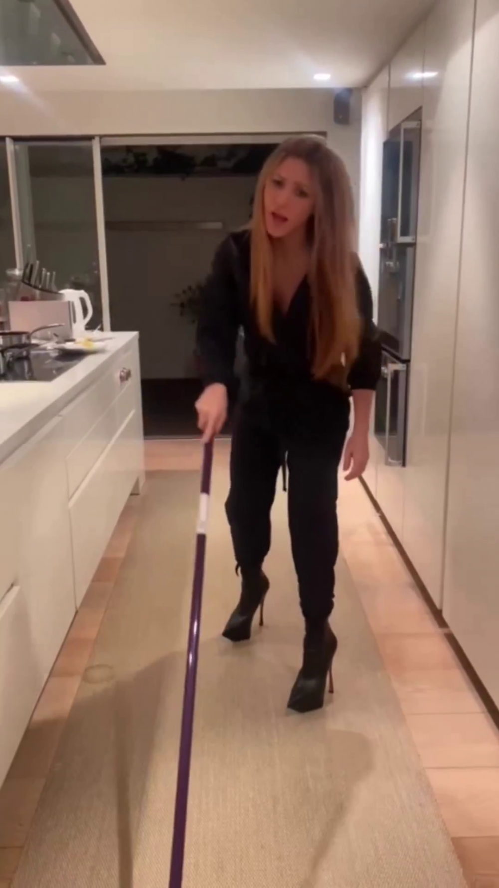 Shakira, 'mesaj' nou pentru Pique și Clara Chia în timp ce dă cu mopul, pe tocuri, în bucătărie: „Aș putea să îl ucid pe fostul, noua iubită e următoarea!” _13