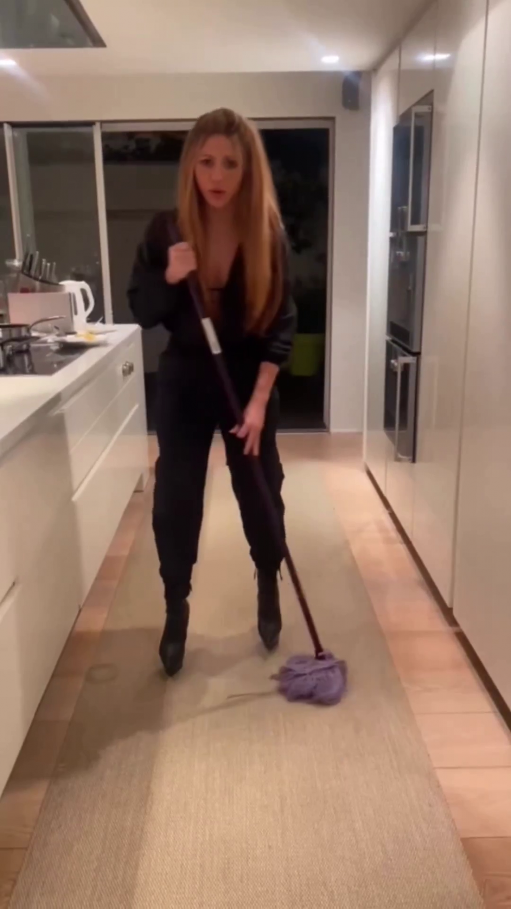 Shakira, 'mesaj' nou pentru Pique și Clara Chia în timp ce dă cu mopul, pe tocuri, în bucătărie: „Aș putea să îl ucid pe fostul, noua iubită e următoarea!” _14