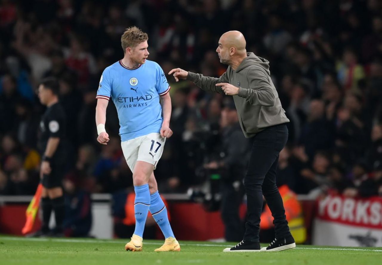 Kevin De Bruyne l-a îmbrâncit pe Mikel Arteta și a fost atacat cu sticle de fanii lui Arsenal_1