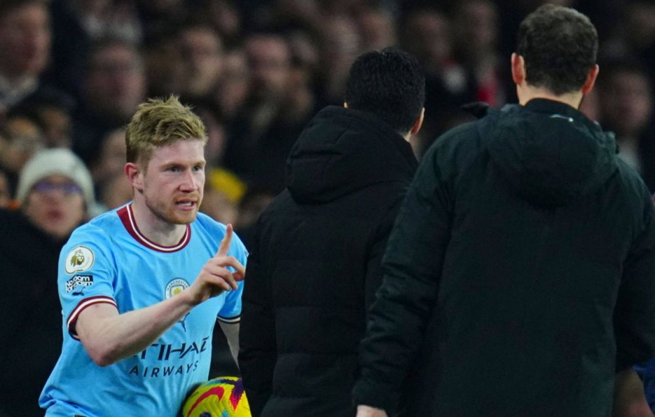 Kevin De Bruyne l-a îmbrâncit pe Mikel Arteta și a fost atacat cu sticle de fanii lui Arsenal_4