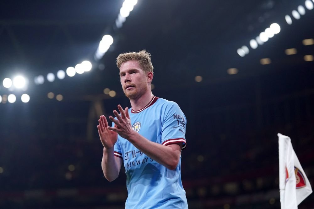Kevin De Bruyne l-a îmbrâncit pe Mikel Arteta și a fost atacat cu sticle de fanii lui Arsenal_6