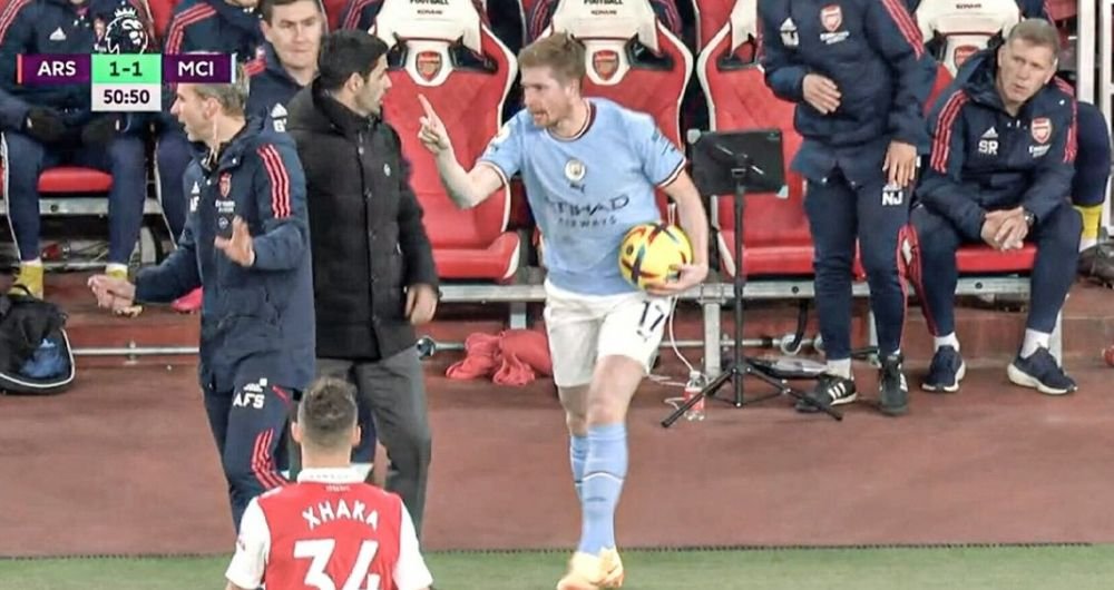 Kevin De Bruyne l-a îmbrâncit pe Mikel Arteta și a fost atacat cu sticle de fanii lui Arsenal_8