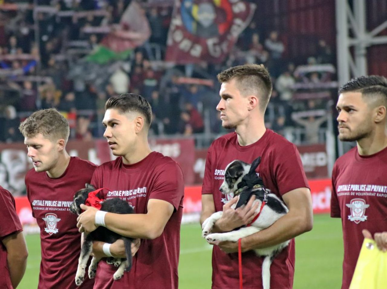 Joacă la Rapid și FCSB, dar ies împreună în oraș: