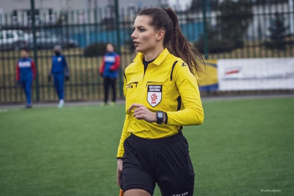 Să te tot „avertizeze” ea! :) E cea mai sexy femeie arbitru din lume, dar și cea mai bună _4