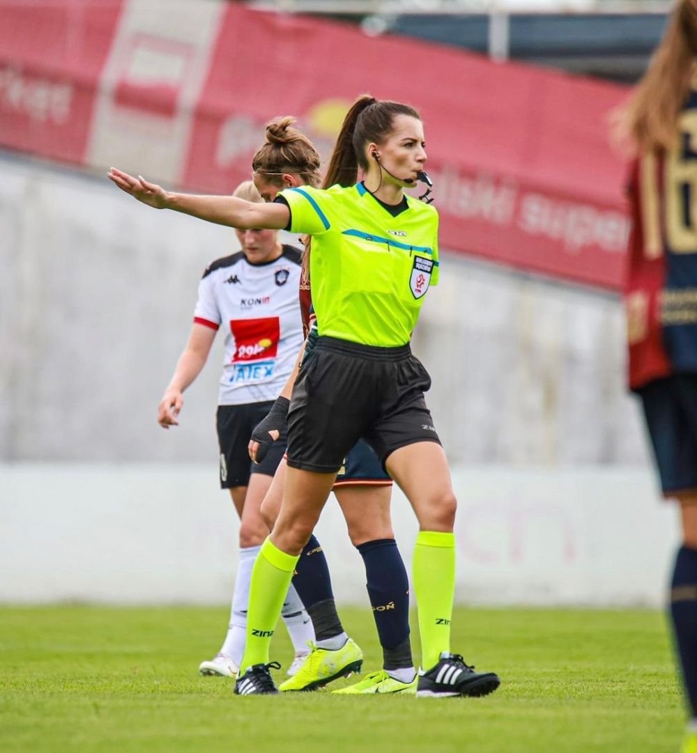 Să te tot „avertizeze” ea! :) E cea mai sexy femeie arbitru din lume, dar și cea mai bună _20