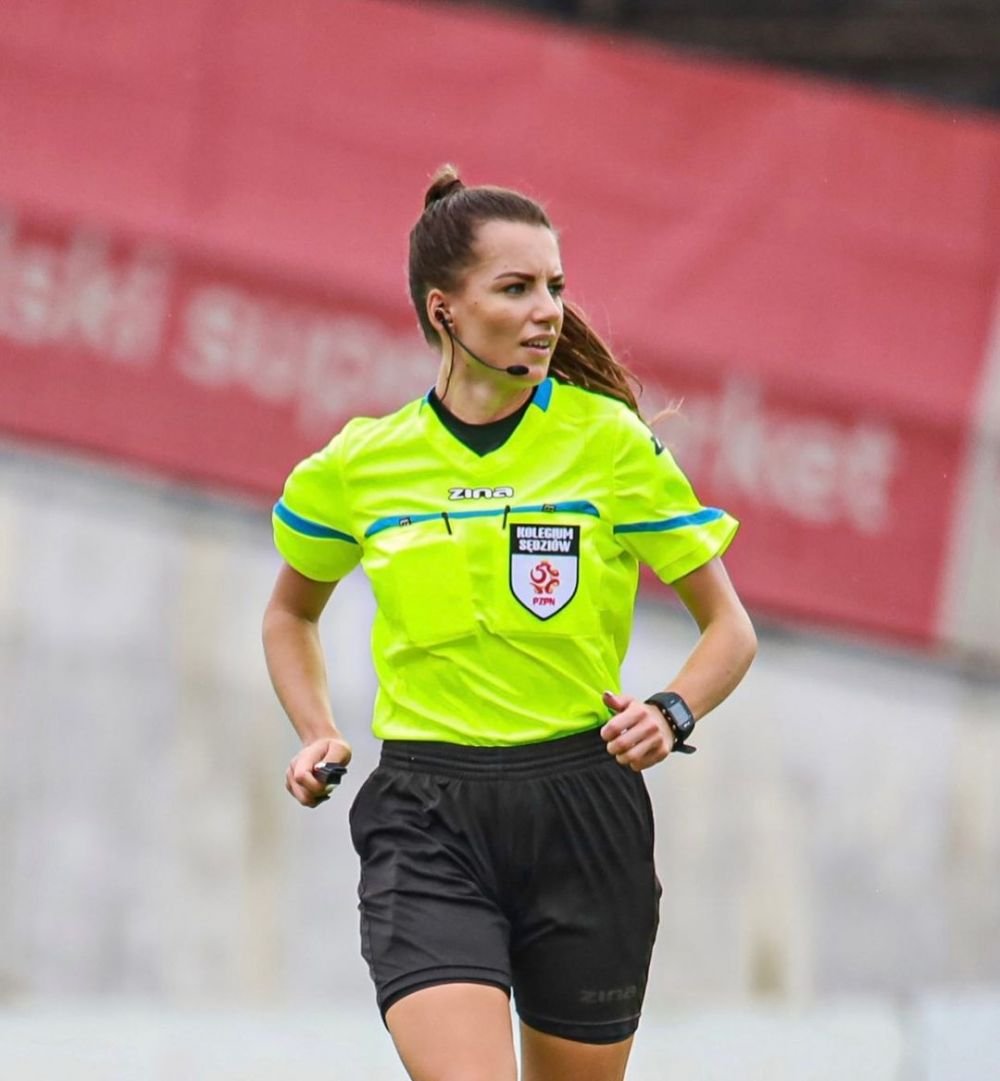 Să te tot „avertizeze” ea! :) E cea mai sexy femeie arbitru din lume, dar și cea mai bună _21