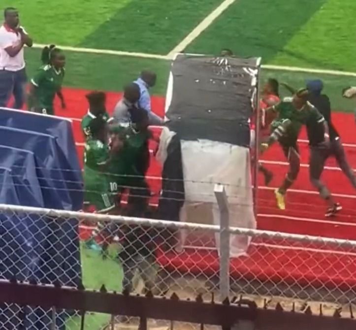 Ce faceți, fetelor? Clipul venit direct din Epoca de Piatră: arbitru snopit că n-a dat penalty la 5-1 pentru adversare_2
