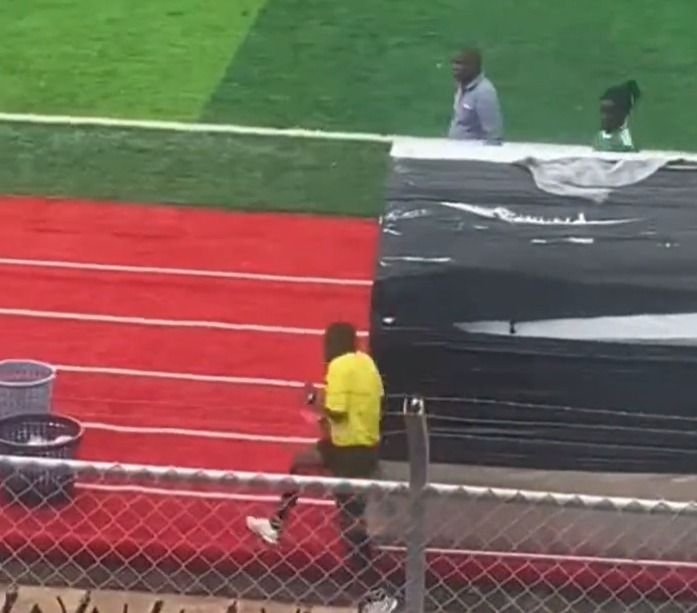 Ce faceți, fetelor? Clipul venit direct din Epoca de Piatră: arbitru snopit că n-a dat penalty la 5-1 pentru adversare_3