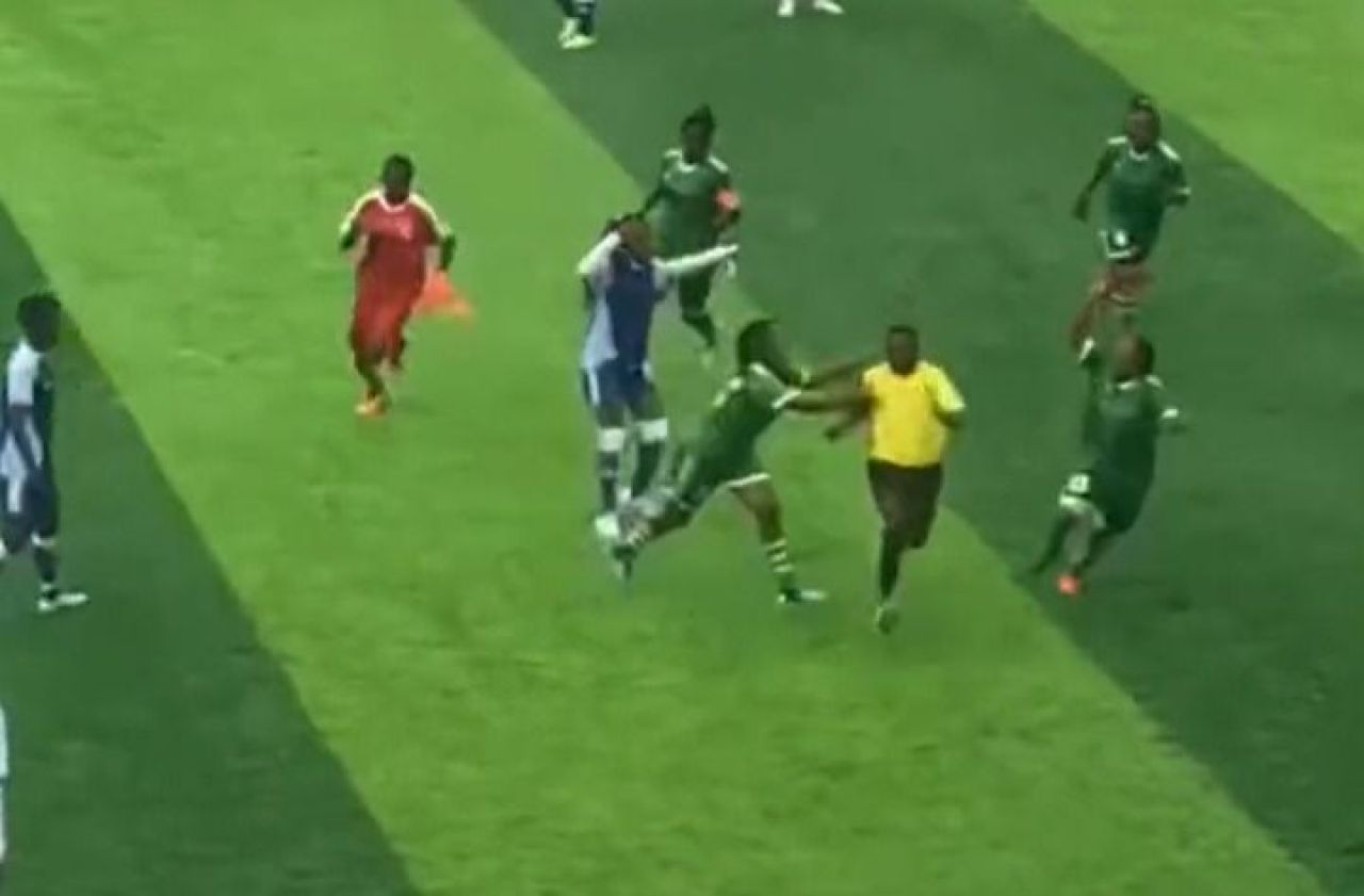 Ce faceți, fetelor? Clipul venit direct din Epoca de Piatră: arbitru snopit că n-a dat penalty la 5-1 pentru adversare_4