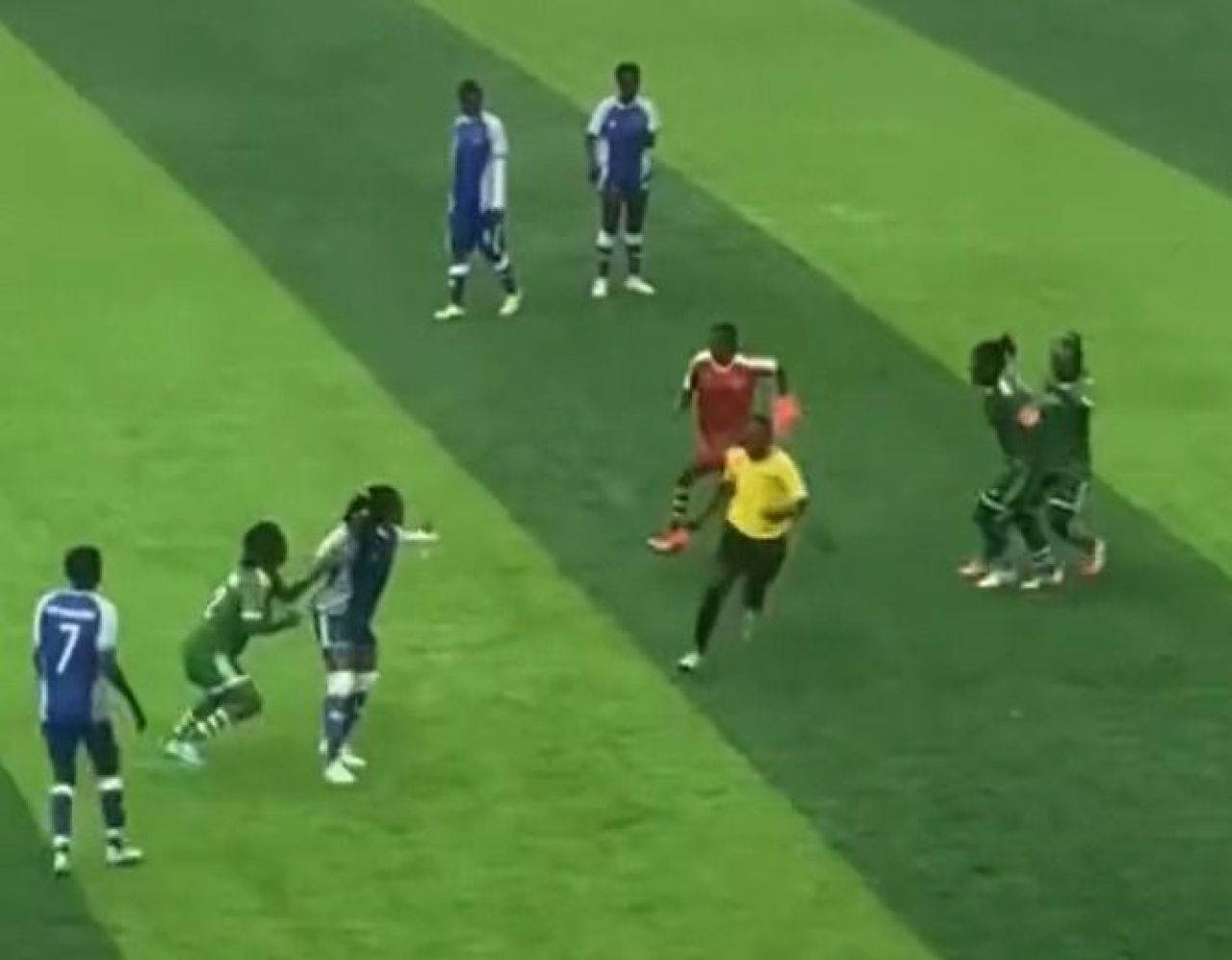 Ce faceți, fetelor? Clipul venit direct din Epoca de Piatră: arbitru snopit că n-a dat penalty la 5-1 pentru adversare_7