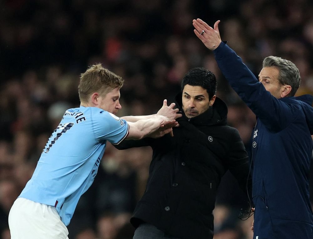 Ce decizie a luat Federația Engleză de Fotbal, după ce De Bruyne l-a îmbrâncit pe Arteta și a fost ”atacat” cu sticle de fani_5