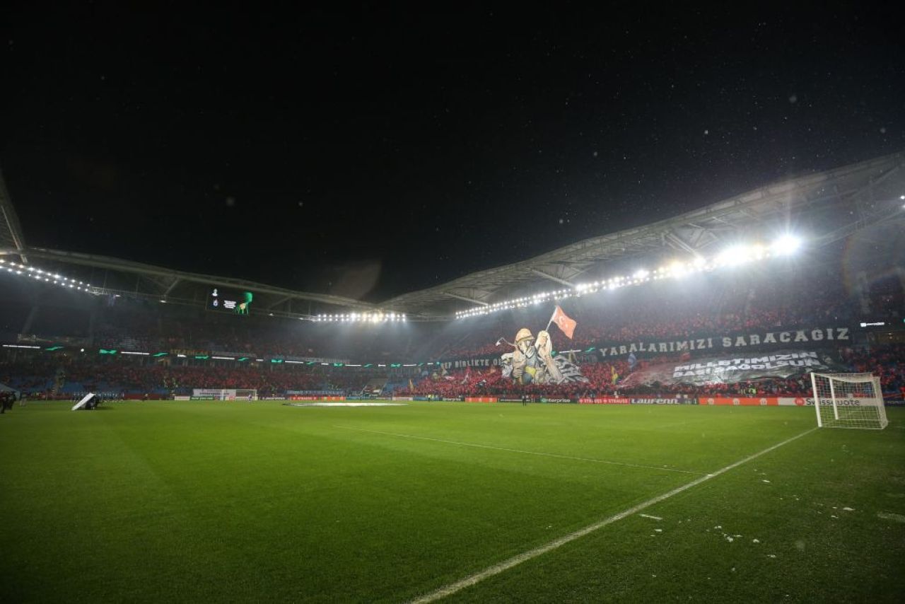 România apare în scenografia emoționantă a lui Trabzonspor după cutremurele devastatoare din Turcia_4