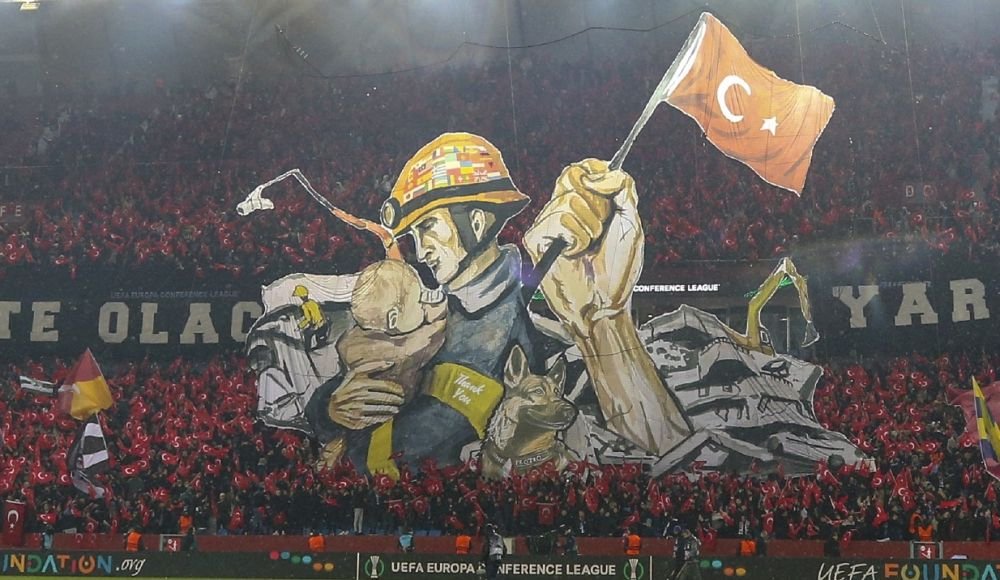 România apare în scenografia emoționantă a lui Trabzonspor după cutremurele devastatoare din Turcia_6