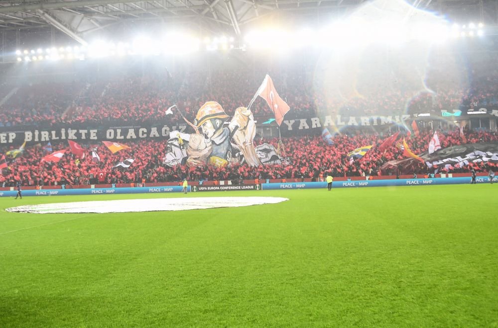România apare în scenografia emoționantă a lui Trabzonspor după cutremurele devastatoare din Turcia_7