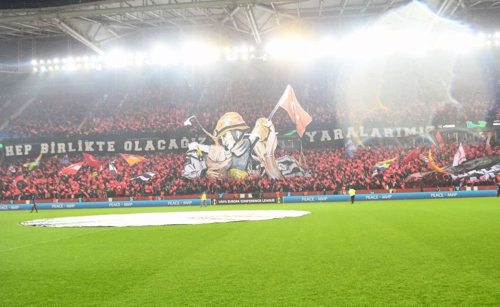 România apare în scenografia emoționantă a lui Trabzonspor după cutremurele devastatoare din Turcia_8