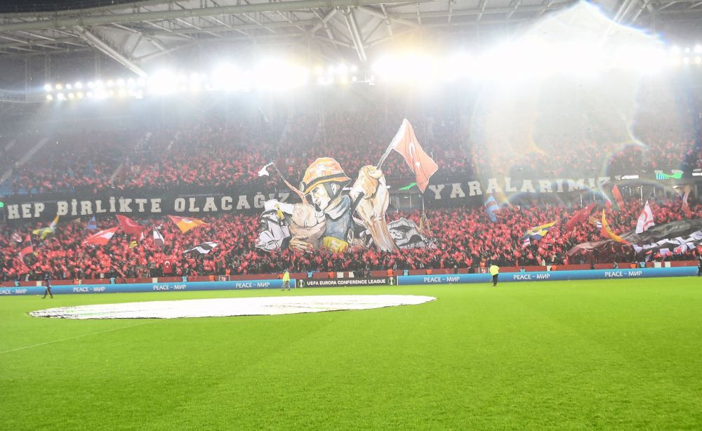 România apare în scenografia emoționantă a lui Trabzonspor după cutremurele devastatoare din Turcia_8
