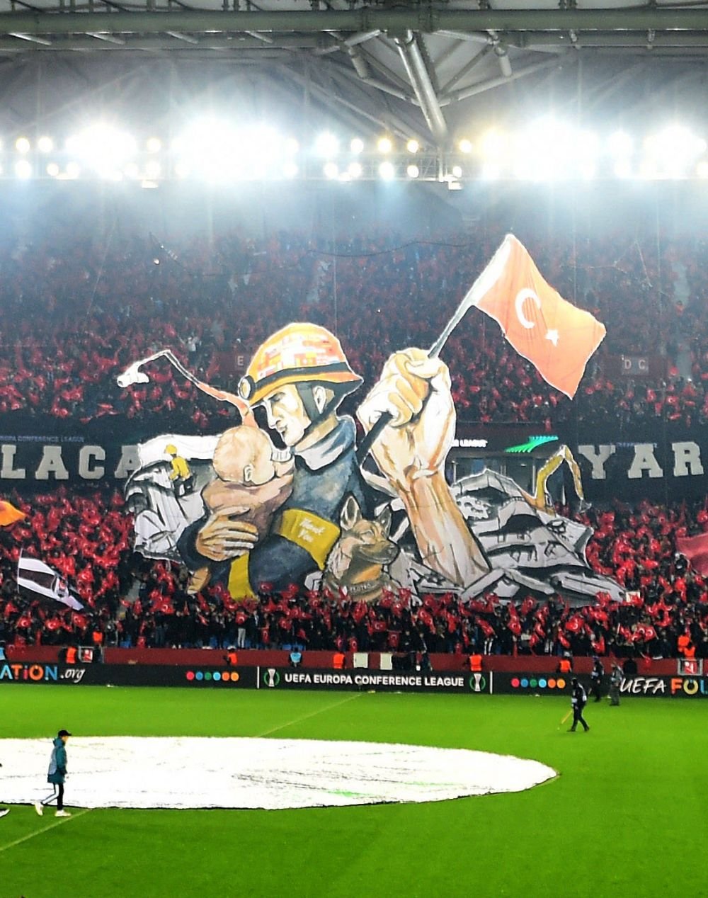 România apare în scenografia emoționantă a lui Trabzonspor după cutremurele devastatoare din Turcia_10