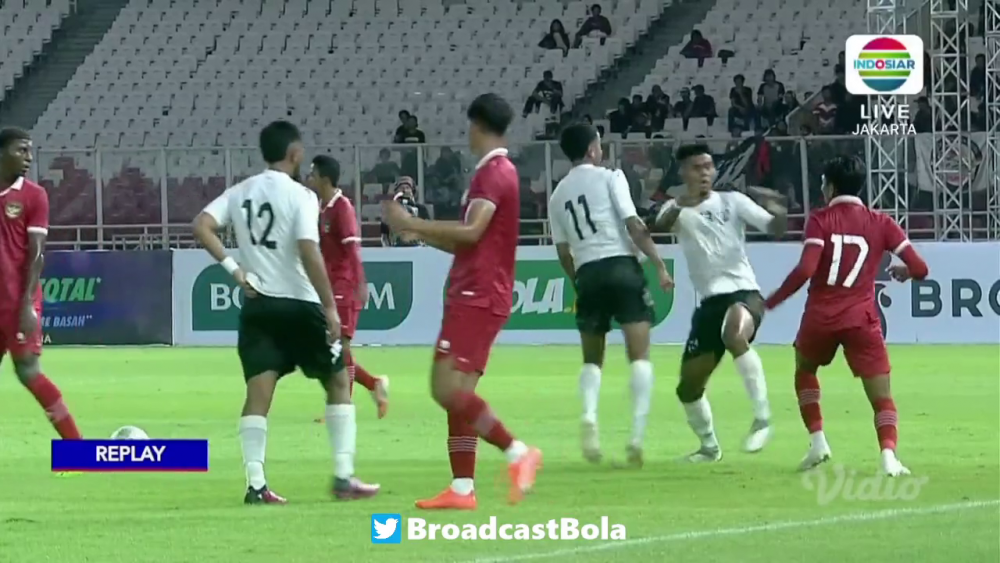 Mayweather vs Pacquiao?! Au uitat că joacă fotbal și și-au împărțit pumni pe terenul de fotbal! Imagini șocante: câte cartonașe roșii a arătat arbitrul_5