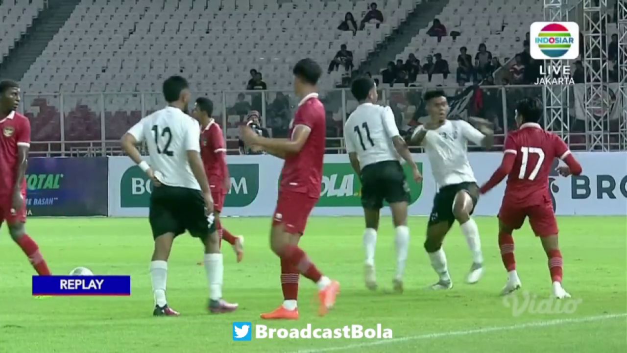 Mayweather vs Pacquiao?! Au uitat că joacă fotbal și și-au împărțit pumni pe terenul de fotbal! Imagini șocante: câte cartonașe roșii a arătat arbitrul_5