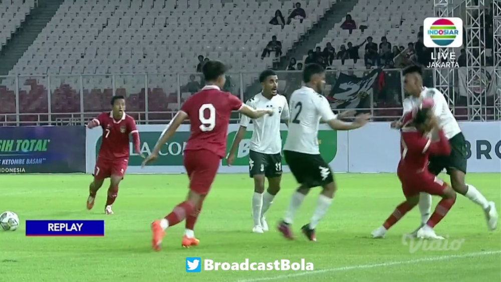 Mayweather vs Pacquiao?! Au uitat că joacă fotbal și și-au împărțit pumni pe terenul de fotbal! Imagini șocante: câte cartonașe roșii a arătat arbitrul_15