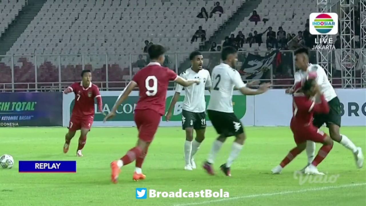 Mayweather vs Pacquiao?! Au uitat că joacă fotbal și și-au împărțit pumni pe terenul de fotbal! Imagini șocante: câte cartonașe roșii a arătat arbitrul_15
