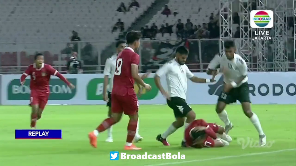 Mayweather vs Pacquiao?! Au uitat că joacă fotbal și și-au împărțit pumni pe terenul de fotbal! Imagini șocante: câte cartonașe roșii a arătat arbitrul_16