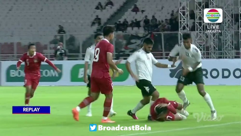 Mayweather vs Pacquiao?! Au uitat că joacă fotbal și și-au împărțit pumni pe terenul de fotbal! Imagini șocante: câte cartonașe roșii a arătat arbitrul_16