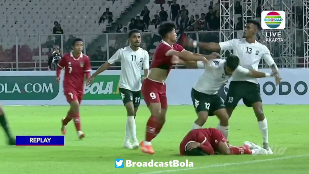 Mayweather vs Pacquiao?! Au uitat că joacă fotbal și și-au împărțit pumni pe terenul de fotbal! Imagini șocante: câte cartonașe roșii a arătat arbitrul_17