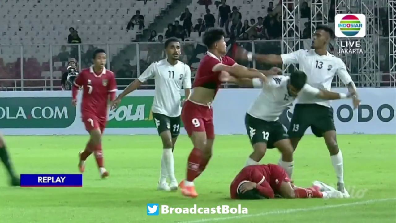 Mayweather vs Pacquiao?! Au uitat că joacă fotbal și și-au împărțit pumni pe terenul de fotbal! Imagini șocante: câte cartonașe roșii a arătat arbitrul_17