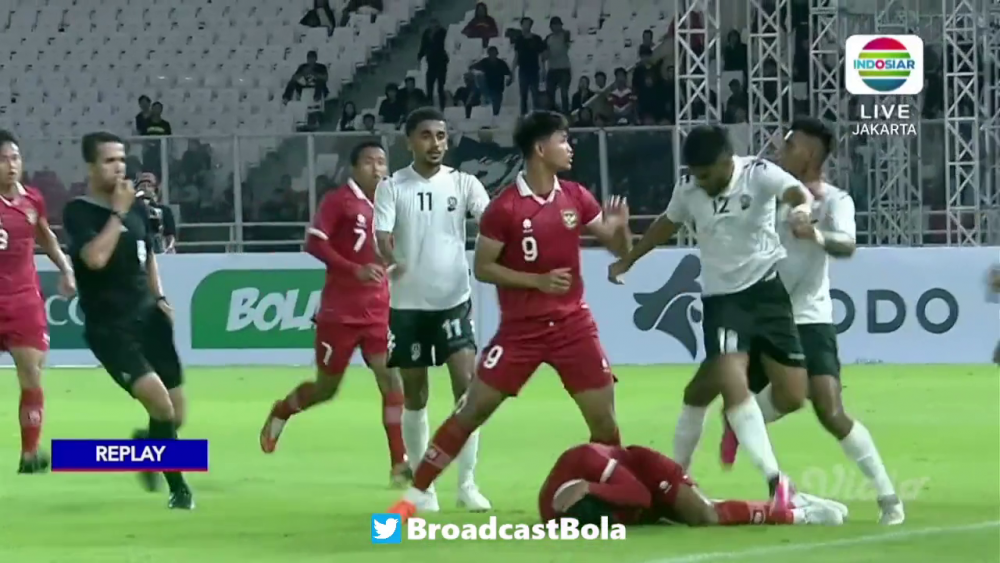 Mayweather vs Pacquiao?! Au uitat că joacă fotbal și și-au împărțit pumni pe terenul de fotbal! Imagini șocante: câte cartonașe roșii a arătat arbitrul_18