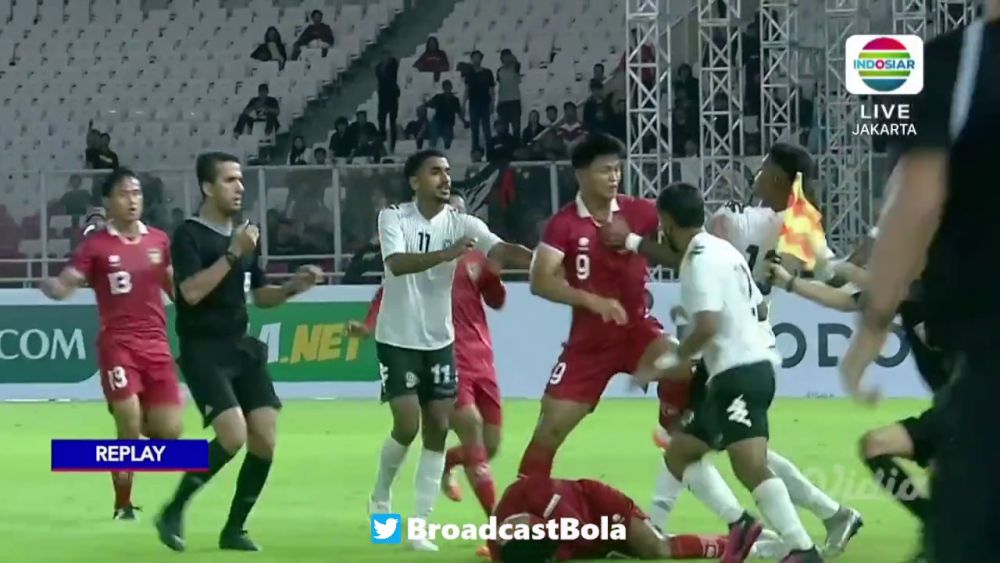 Mayweather vs Pacquiao?! Au uitat că joacă fotbal și și-au împărțit pumni pe terenul de fotbal! Imagini șocante: câte cartonașe roșii a arătat arbitrul_19