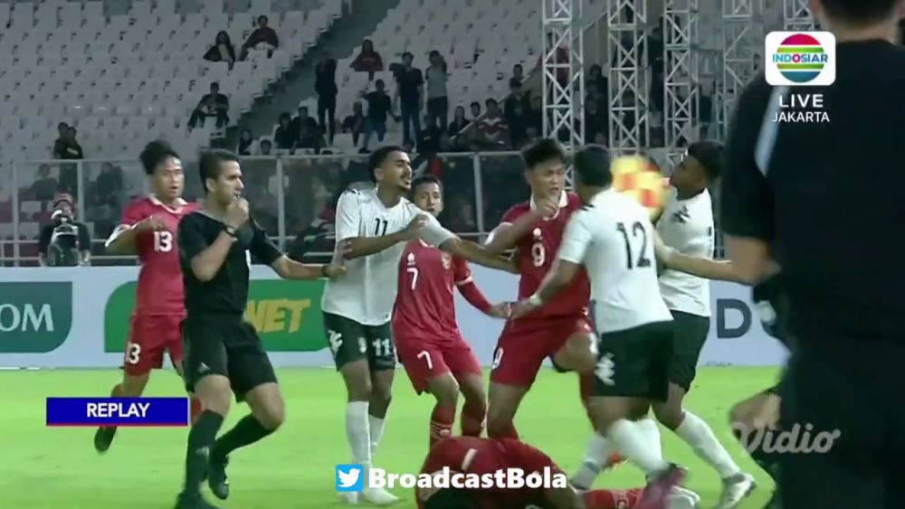 Mayweather vs Pacquiao?! Au uitat că joacă fotbal și și-au împărțit pumni pe terenul de fotbal! Imagini șocante: câte cartonașe roșii a arătat arbitrul_20