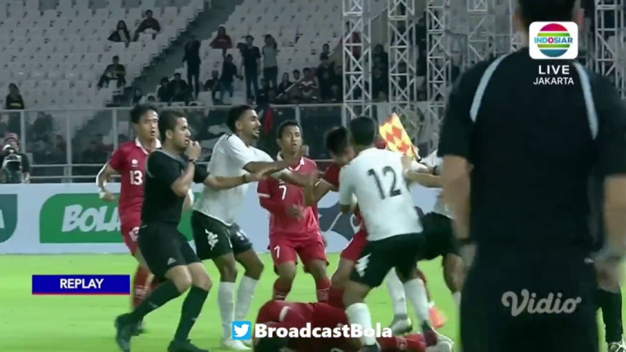 Mayweather vs Pacquiao?! Au uitat că joacă fotbal și și-au împărțit pumni pe terenul de fotbal! Imagini șocante: câte cartonașe roșii a arătat arbitrul_21