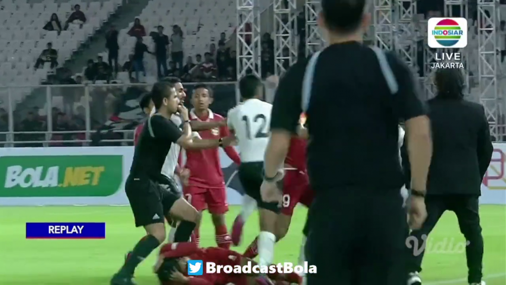 Mayweather vs Pacquiao?! Au uitat că joacă fotbal și și-au împărțit pumni pe terenul de fotbal! Imagini șocante: câte cartonașe roșii a arătat arbitrul_22